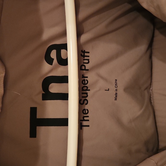 ARITIZIA - TNA - SUPER PUFF JACKET- womans LG. Taupe. New in bag. removable hood - Picture 3 of 16